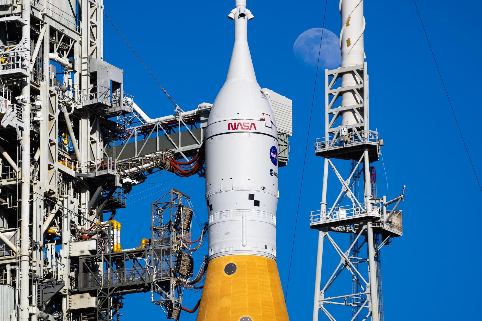 Сар SLS пуужин, Orion хөлгийн ард харагдаж байна. Launch Pad 39B, Kennedy Space Center, Флорида (2026.01.28–29)