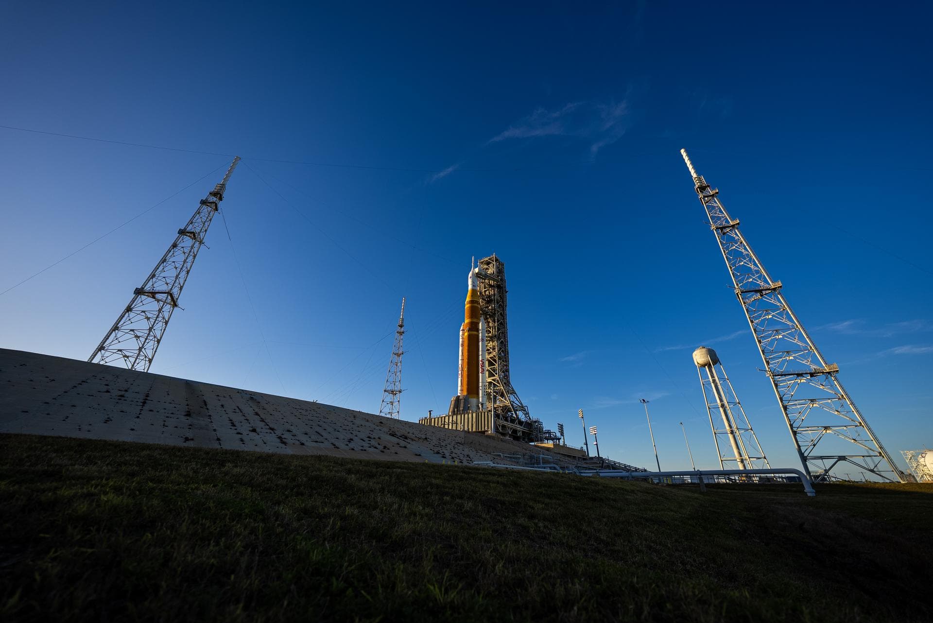 Наран жаргах үед Launch Pad 39B дээрх SLS пуужин, Orion хөлөг (2026.01.31)