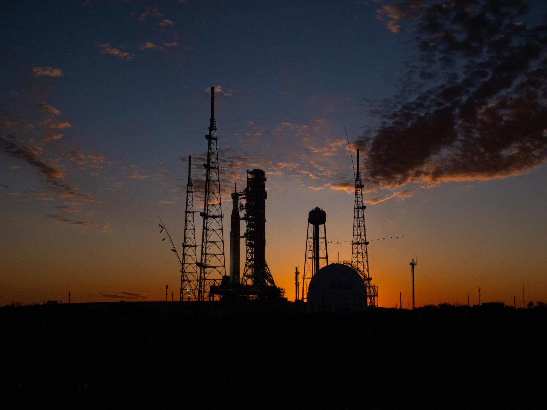 Наран жаргах үед Launch Pad 39B дээрх SLS пуужин, Orion хөлөг (2026.01.31)