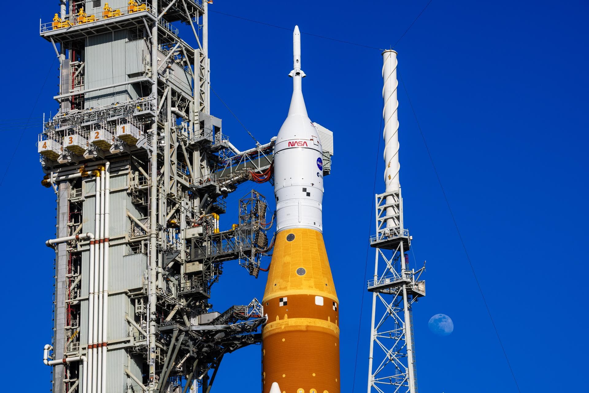 Фото: Хөөргөхийн өмнөх Artemis II пуужин Launch Pad 39B дээр